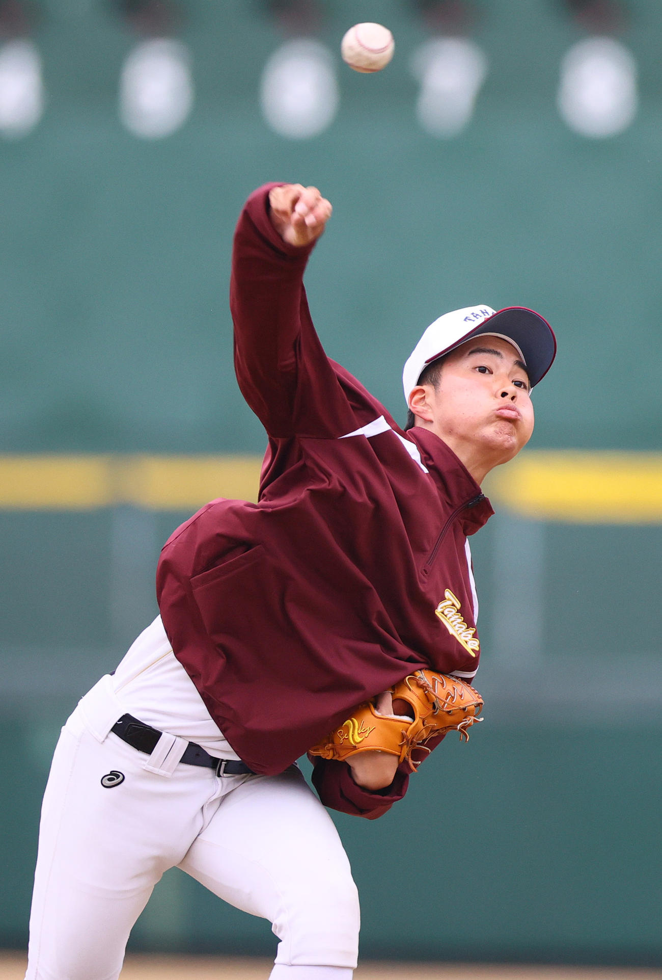 星稜との初戦を前日に控えキャッチボールするる田辺の寺西（撮影・上山淳一）