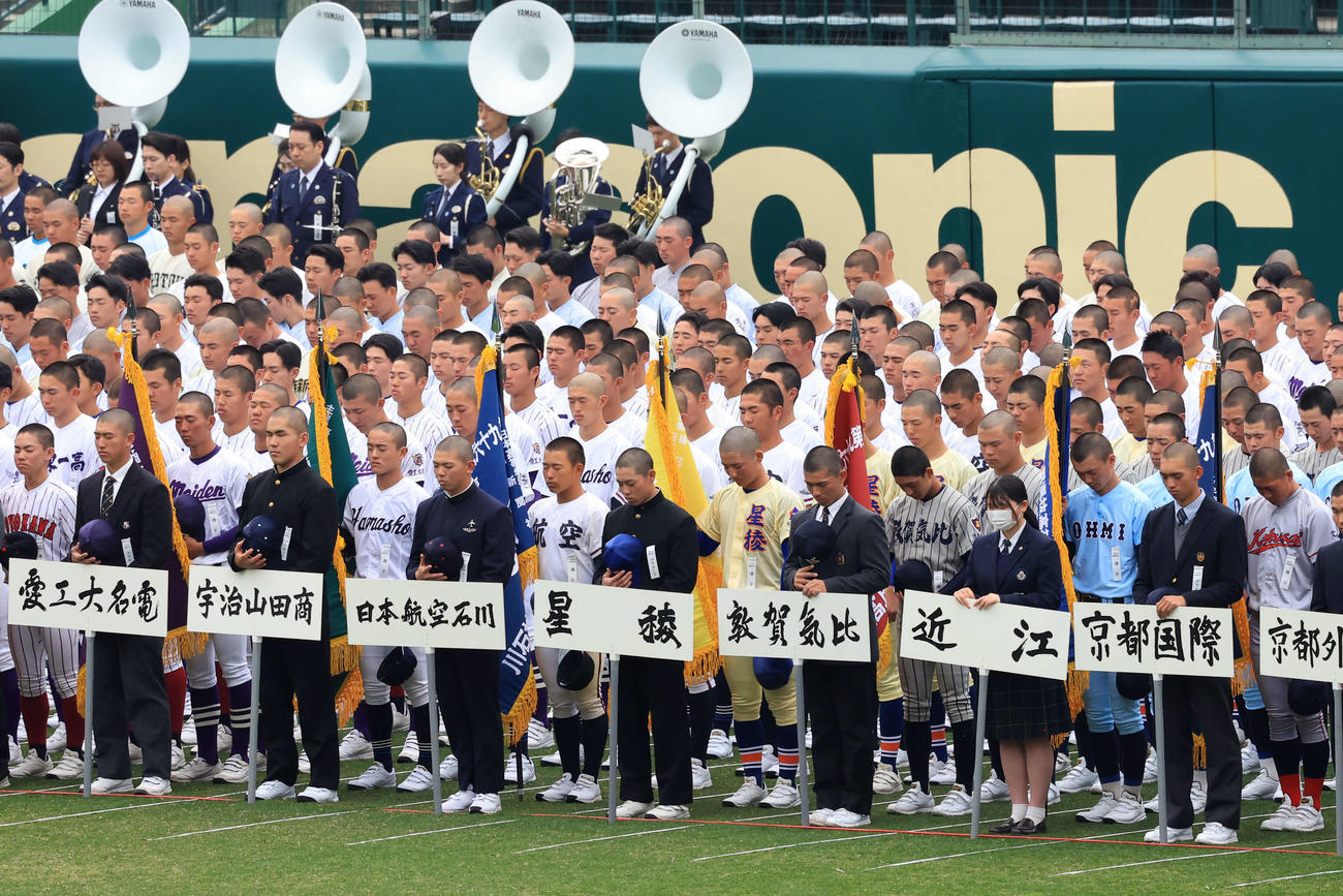 センバツ開会式のリハーサルで黙とうする選手たち。左から3校目が日本航空石川（撮影・浅見桂子）