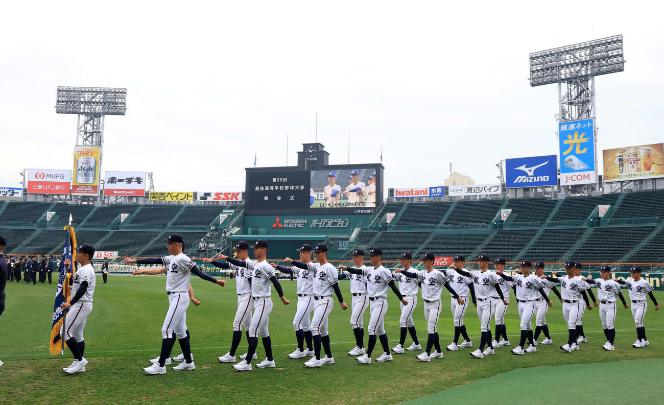 センバツ開会式のリハーサルで行進する日本航空石川の選手たち（撮影・浅見桂子）