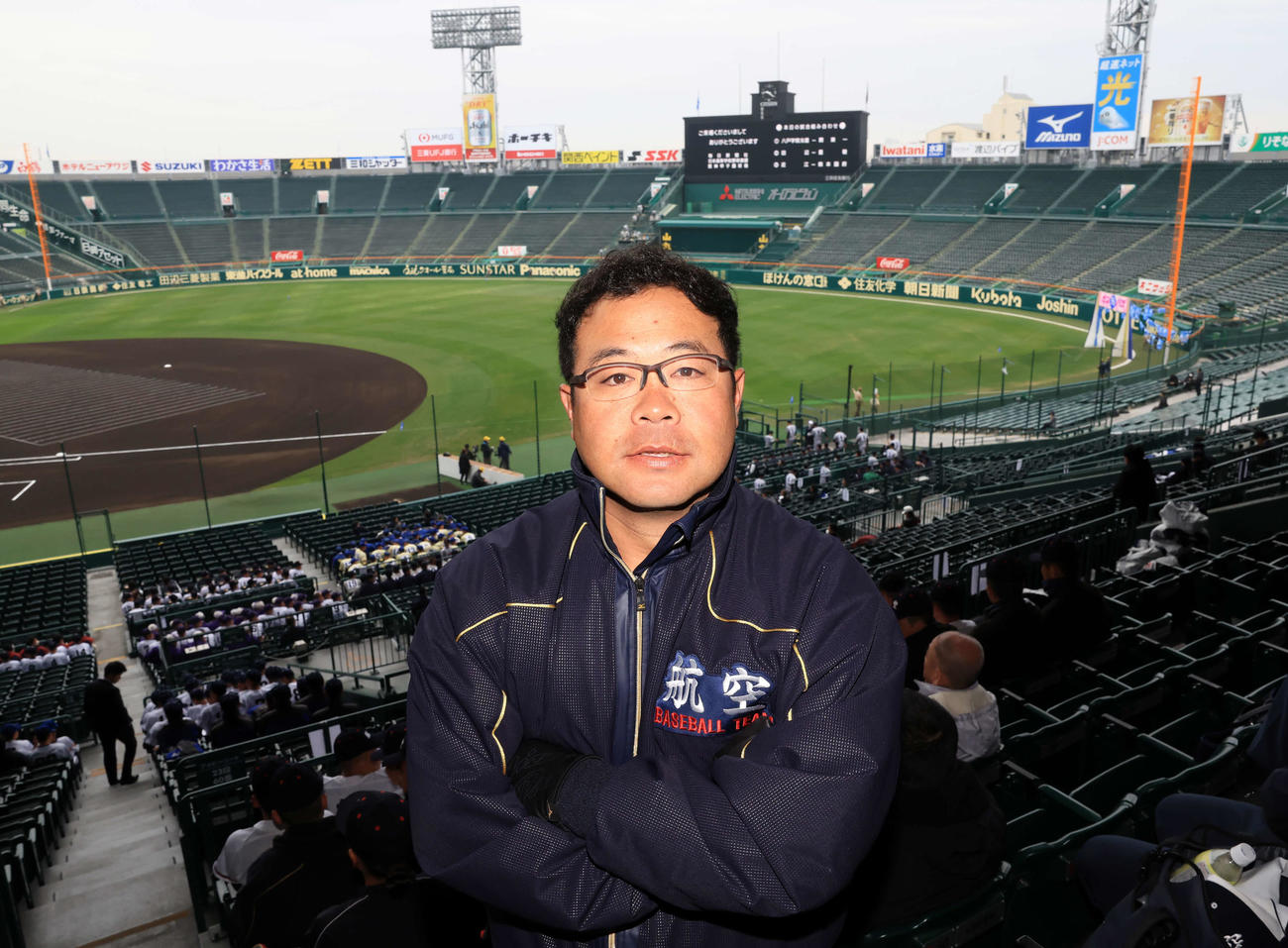 センバツ開会式のリハーサルでポーズをとる日本航空石川の中村監督（撮影・浅見桂子）