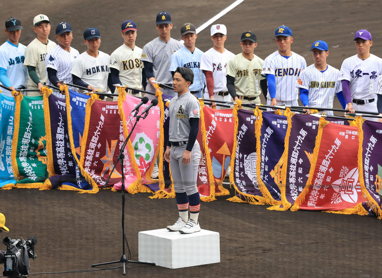 センバツ開会式のリハーサルで選手宣誓する青森山田・橋場主将（中央）（撮影・浅見桂子）