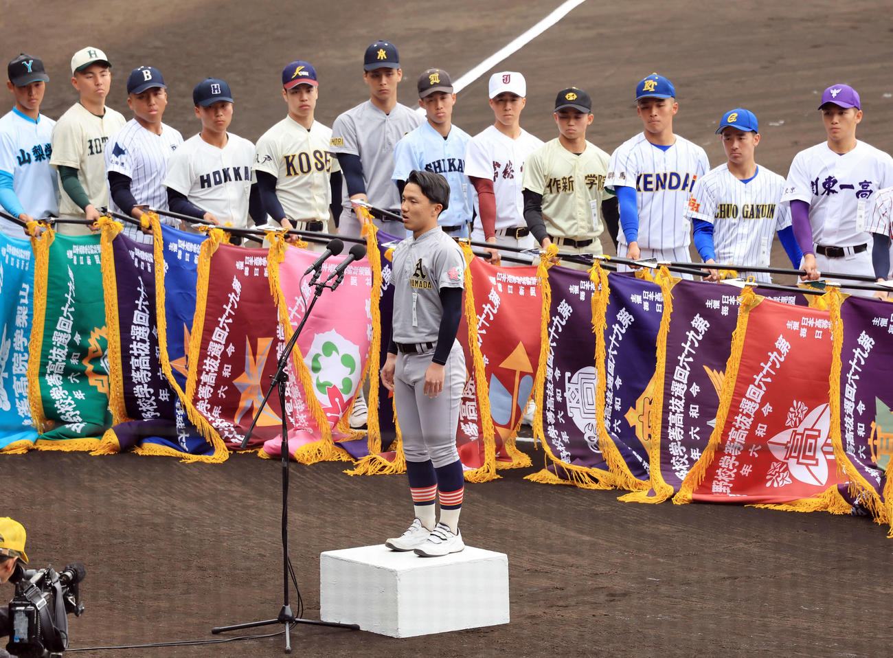 センバツ開会式のリハーサルで選手宣誓する青森山田・橋場主将（中央）（撮影・浅見桂子）
