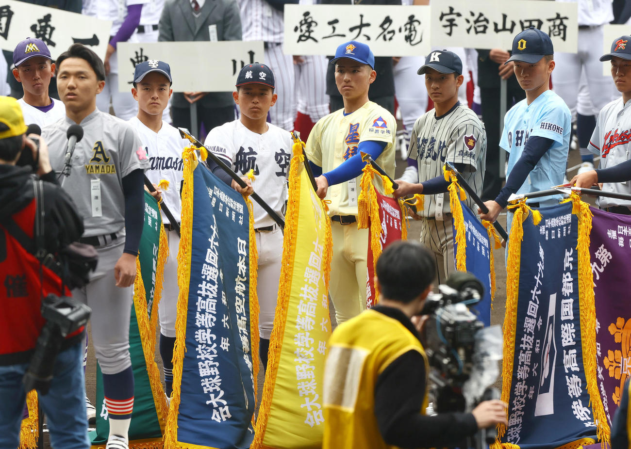 選手宣誓のリハーサルをする青森山田の橋場主将（手前）を囲む主将ら（撮影・上山淳一）