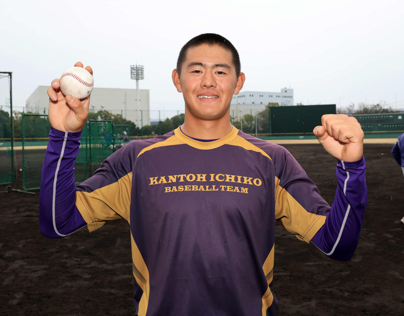 ボールを手に笑顔でガッツポーズする関東第一・坂井（撮影・浅見桂子）