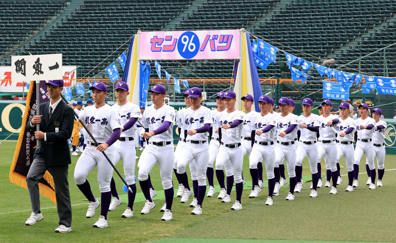 センバツ開会式のリハーサルで行進する関東第一の選手たち（撮影・浅見桂子）