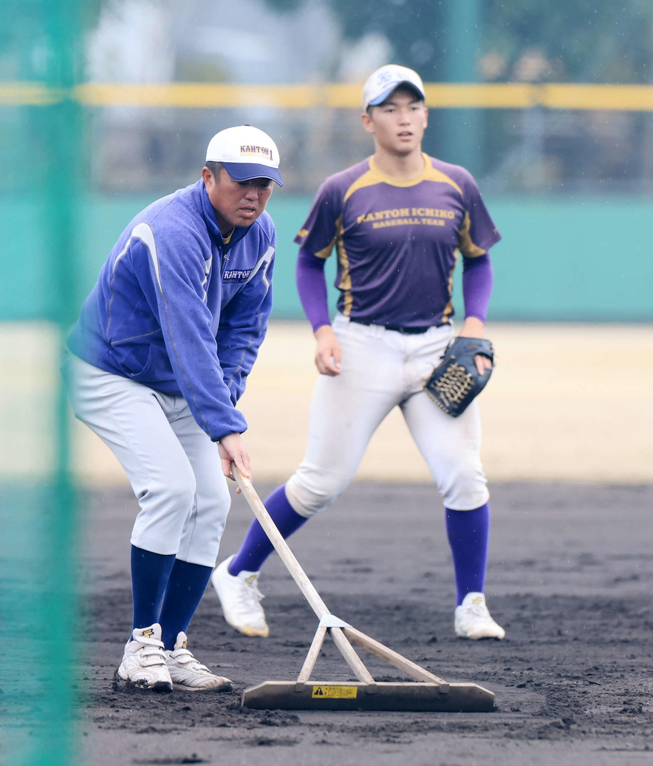 ノックを受ける関東第一・高橋徹平（右）の横でトンボをかける米沢監督（撮影・浅見桂子）
