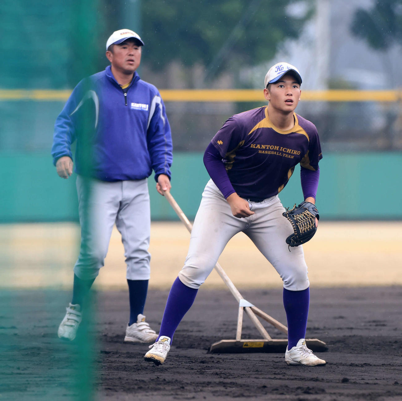 トンボをかける関東第一・米沢監督（後方）を背にノックを受ける高橋（撮影・浅見桂子）