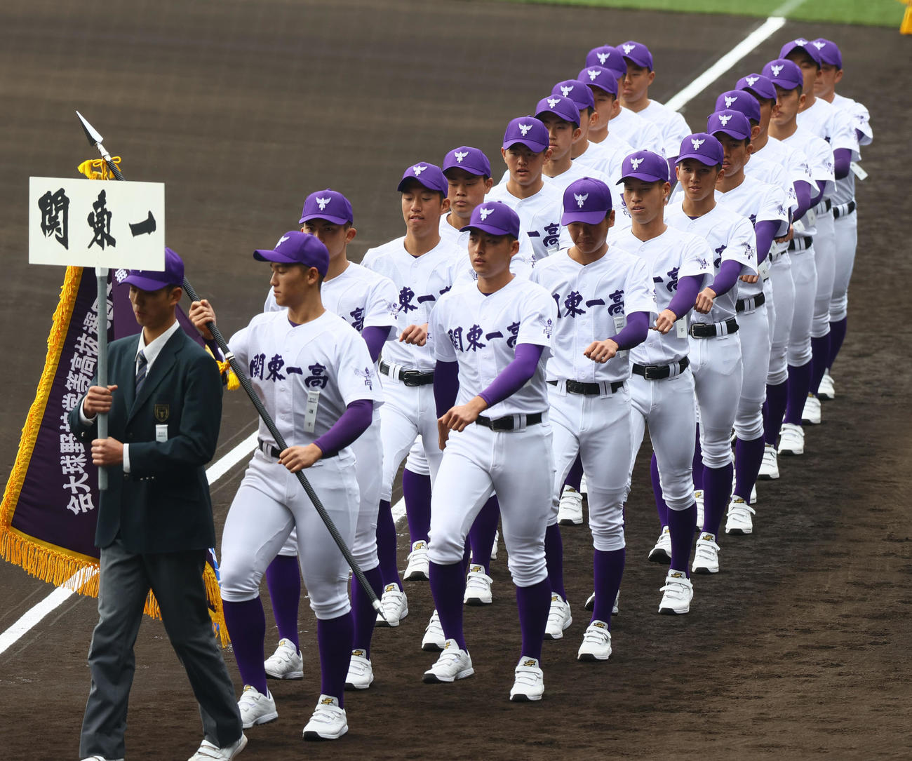 開会式リハーサルで行進する関東第一（撮影・上山淳一）