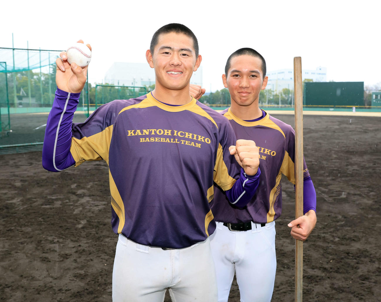 ボールを手に笑顔でガッツポーズする関東第一・坂井（左）と飛田（撮影・浅見桂子）