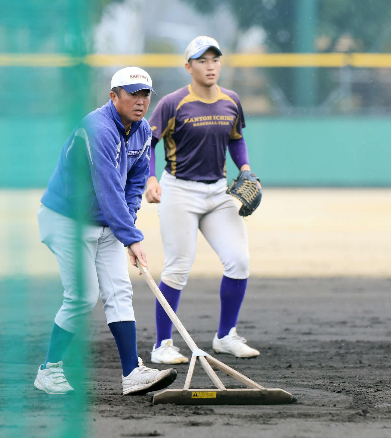 ノックを受ける関東第一・高橋徹平（右）の横でトンボをかける米沢監督（撮影・浅見桂子）