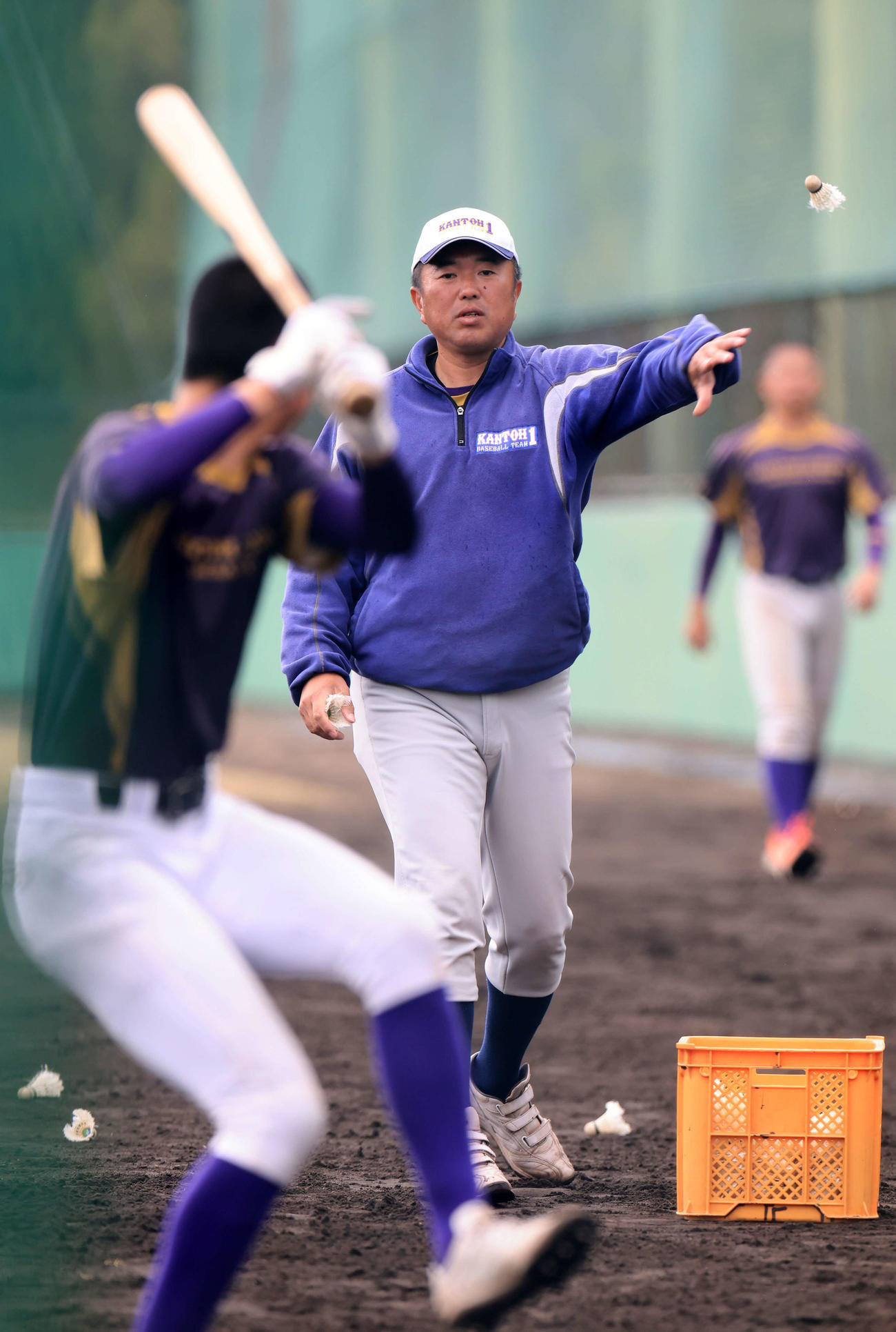 打撃練習でバドミントンの羽根を投げる関東第一・米沢監督（撮影・浅見桂子）