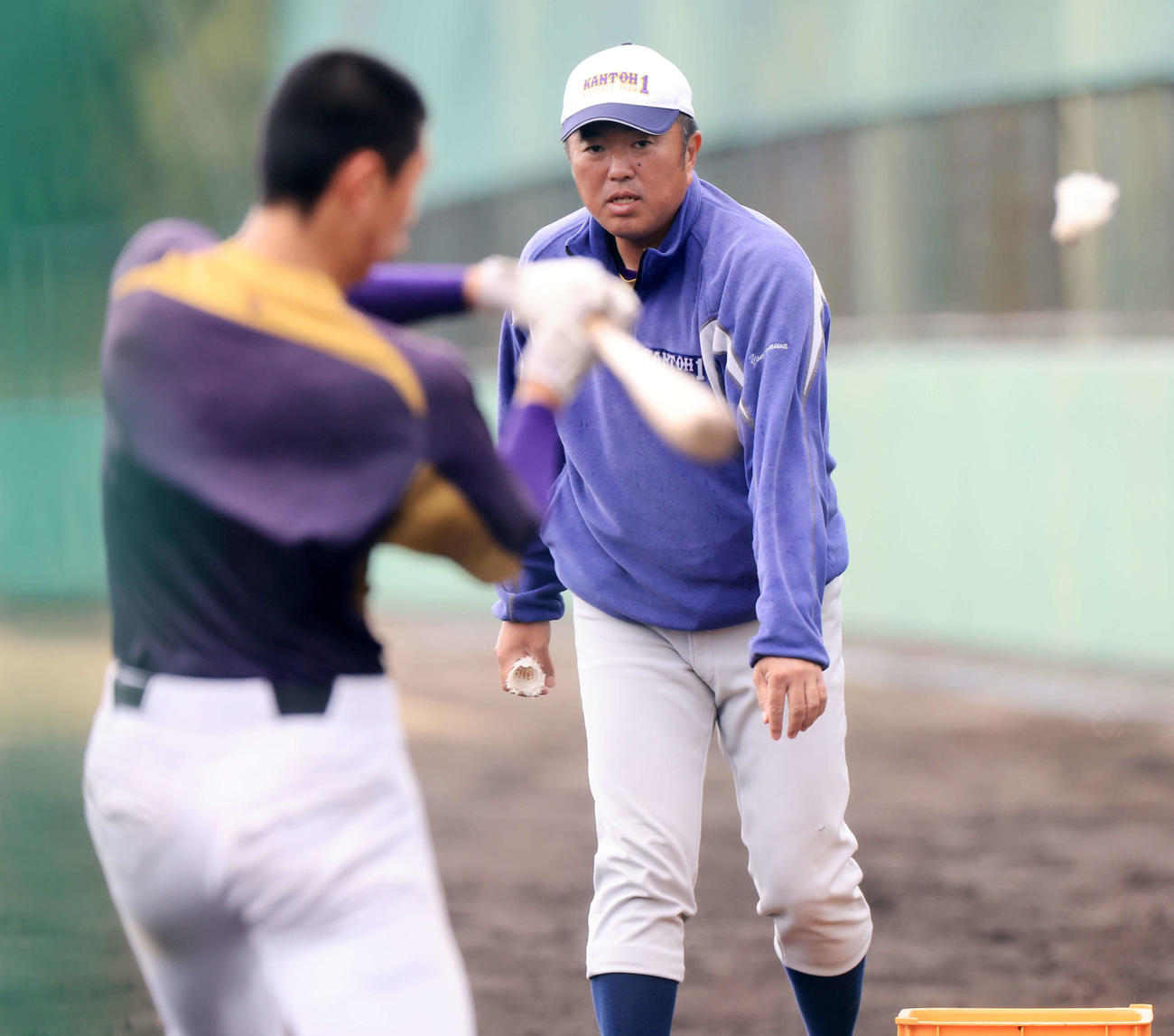 打撃練習でバドミントンの羽根を投げる関東第一・米沢監督（撮影・浅見桂子）