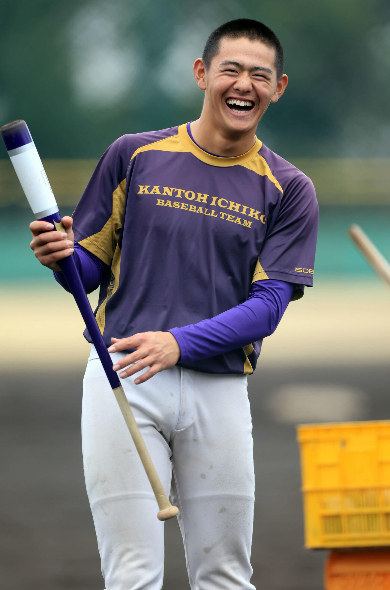 練習中、バットを手に笑顔が弾ける関東第一・坂井（撮影・浅見桂子）