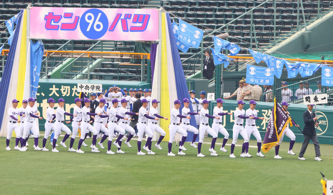開会式リハーサルで行進する関東第一（撮影・上山淳一）