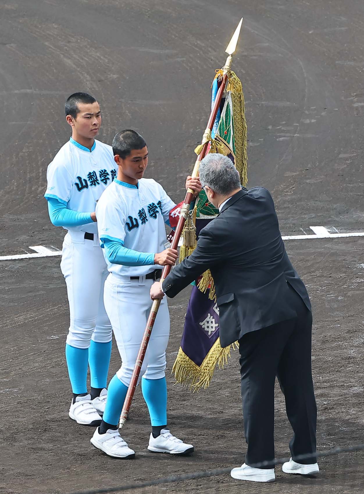優勝旗を返還する山梨学院・中原主将（撮影・上田博志）
