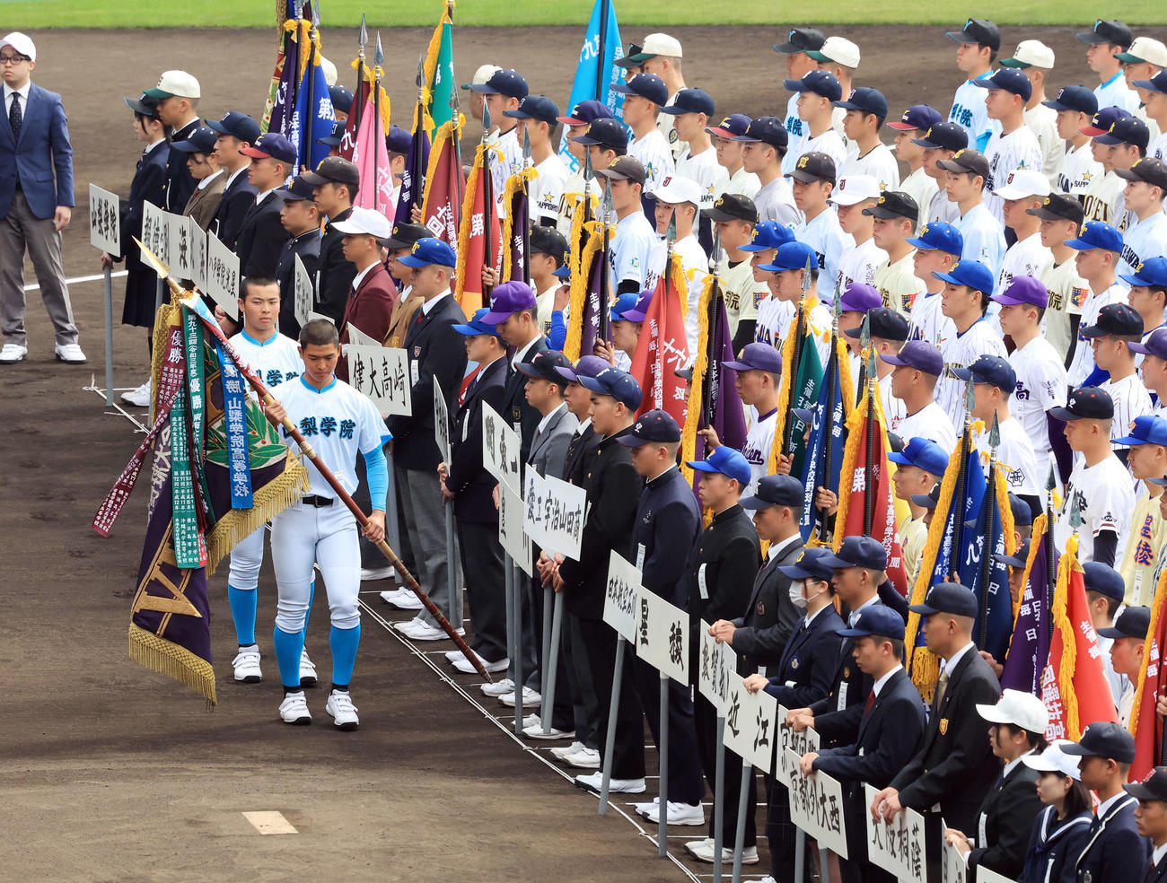 センバツ開会式のリハーサルで、優勝旗返還に向かう山梨学院・中原義虎主将（左手前）（撮影・浅見桂子）