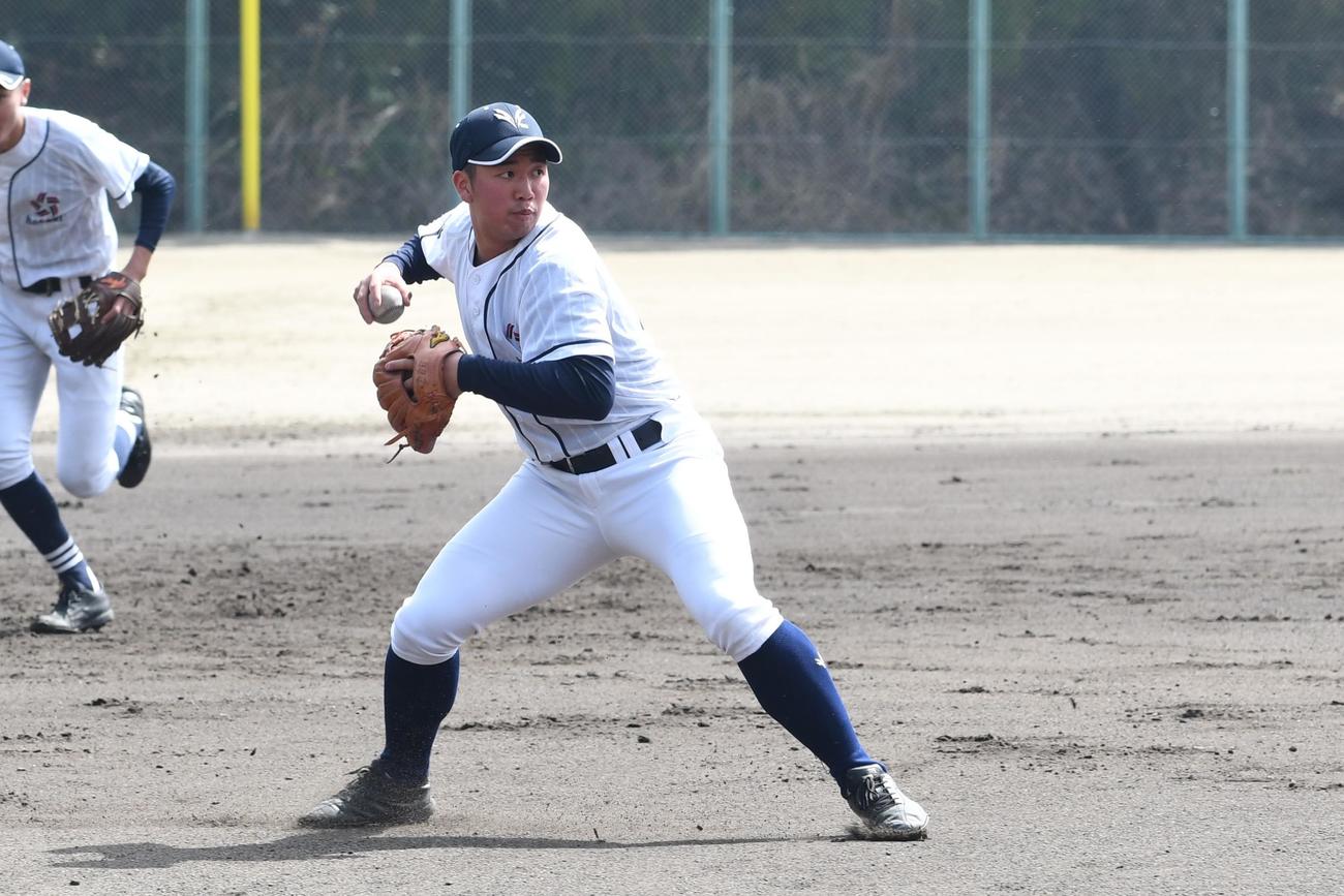 三塁の守備練習を行う北海の長谷川（撮影・石井翔太）
