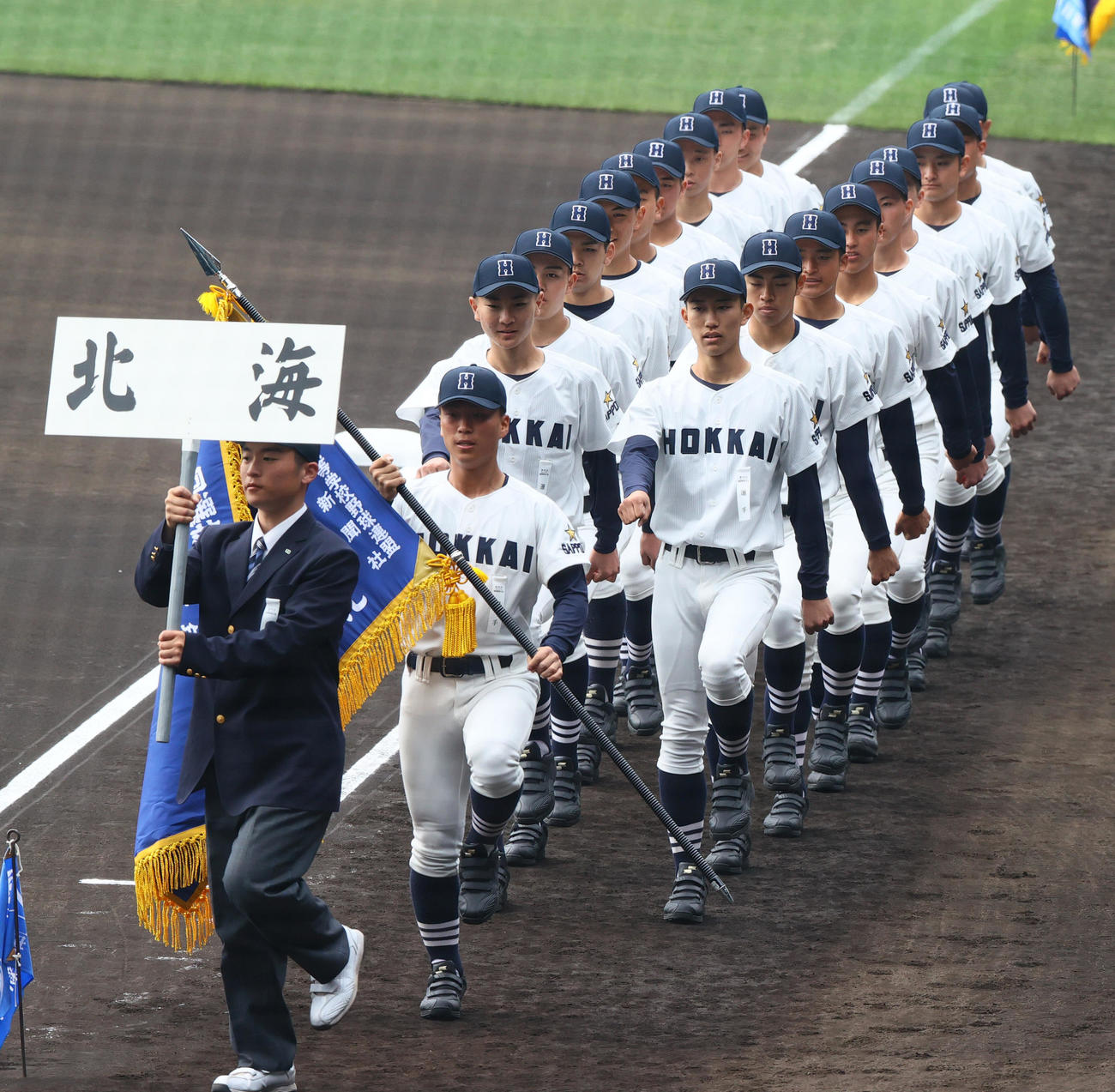 開会式リハーサルで行進する北海（撮影・上山淳一）