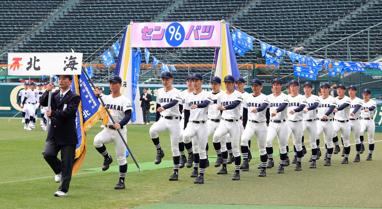 センバツ開会式のリハーサルで行進する北海の選手たち（撮影・浅見桂子）