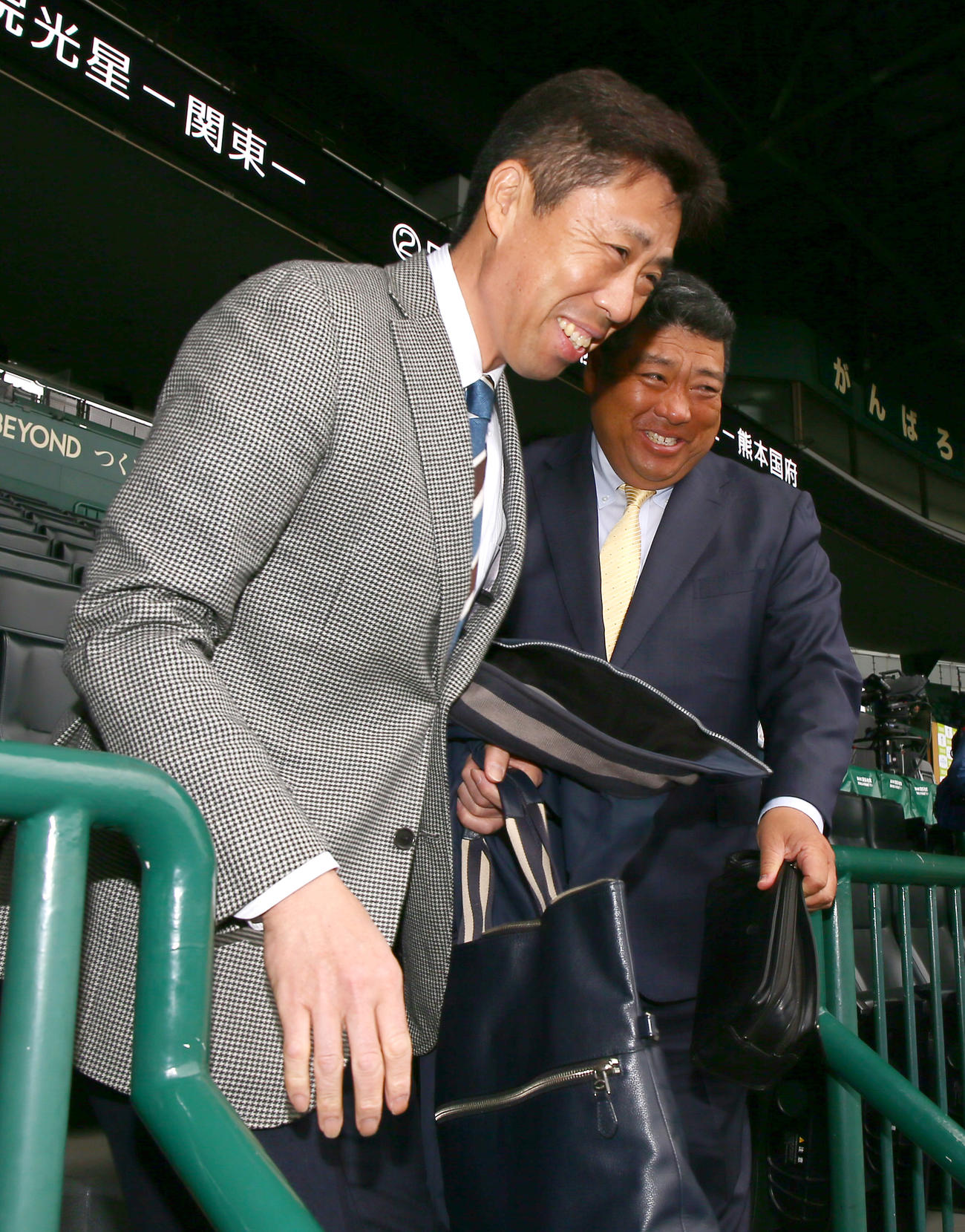 甲子園球場で笑顔を見せる北海の平川監督（手前）と大阪桐蔭の西谷監督（撮影・上山淳一）