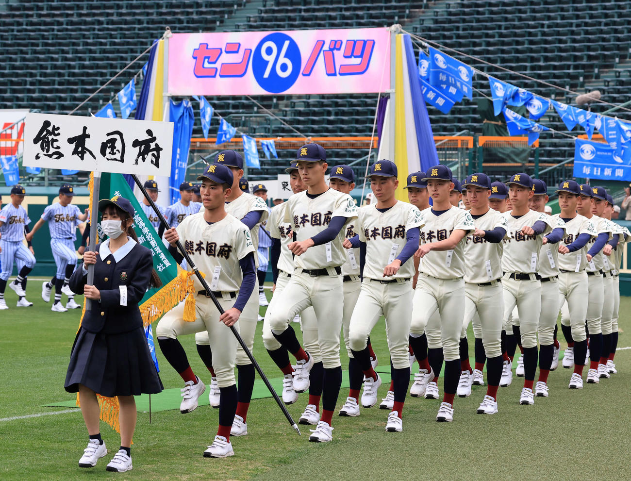 センバツ開会式のリハーサルで行進する熊本国府の選手たち（撮影・浅見桂子）