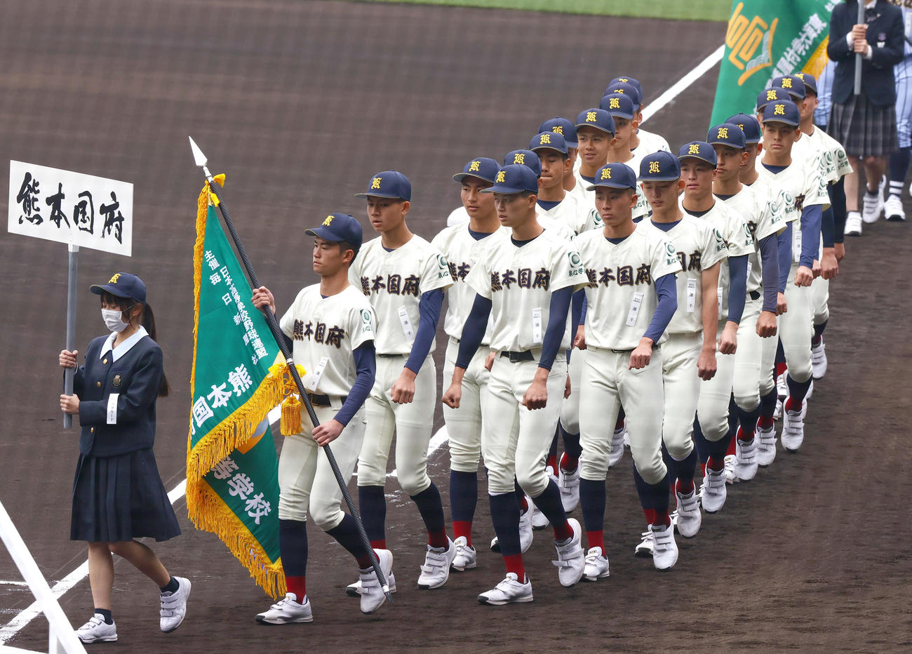開会式リハーサルで行進する熊本国府（撮影・上山淳一）