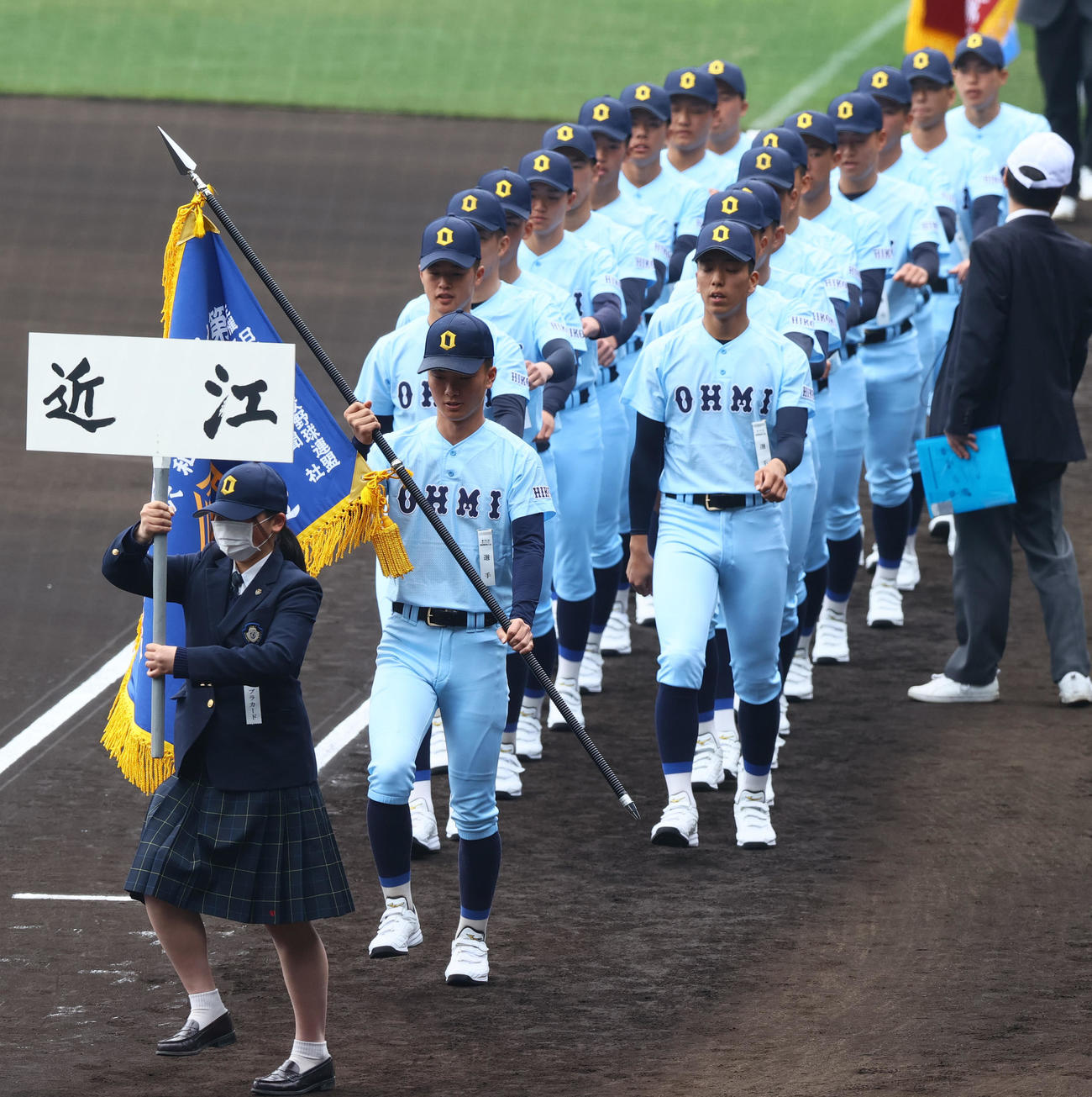 開会式リハーサルで行進する近江（撮影・上山淳一）