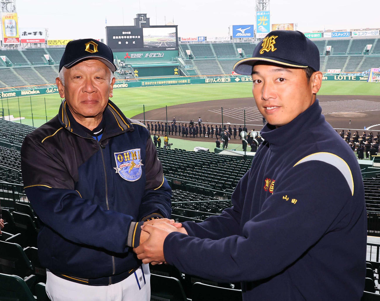 握手を交わし健闘を誓い合う近江・多賀監督（左）と熊本国府・山田監督（撮影・上田博志）