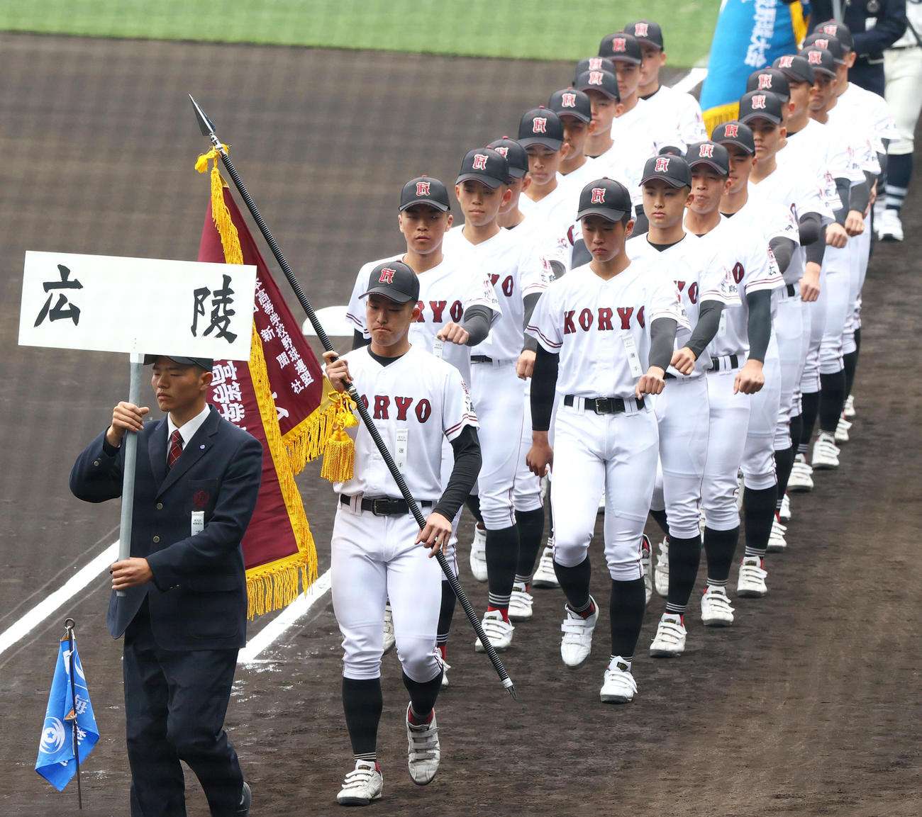 開会式リハーサルで行進する広陵（撮影・上山淳一）