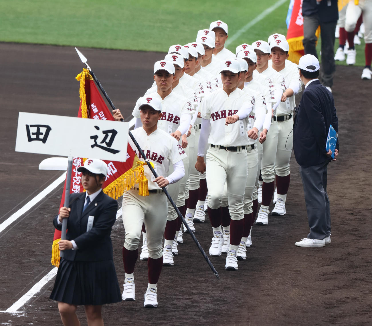 開会式リハーサルで行進する田辺（撮影・上山淳一）