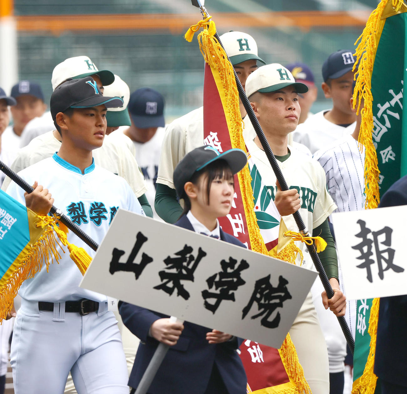 開会式のリハーサルを終えグラウンドを移動する報徳学園の間木主将（右）と山梨学院の中原主将（左）（撮影・上山淳一）