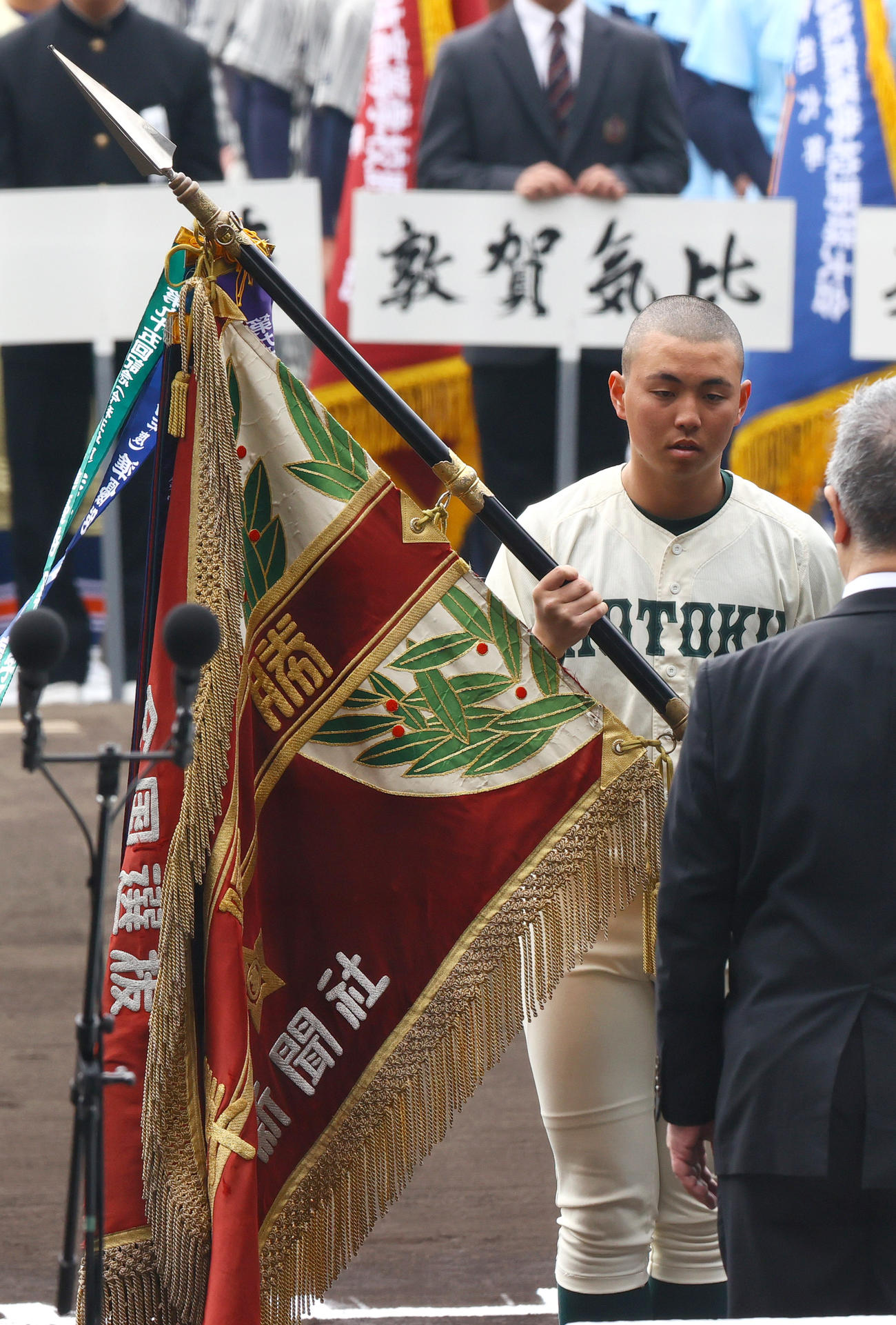 開会式のリハーサルする報徳学園の間木主将（撮影・上山淳一）