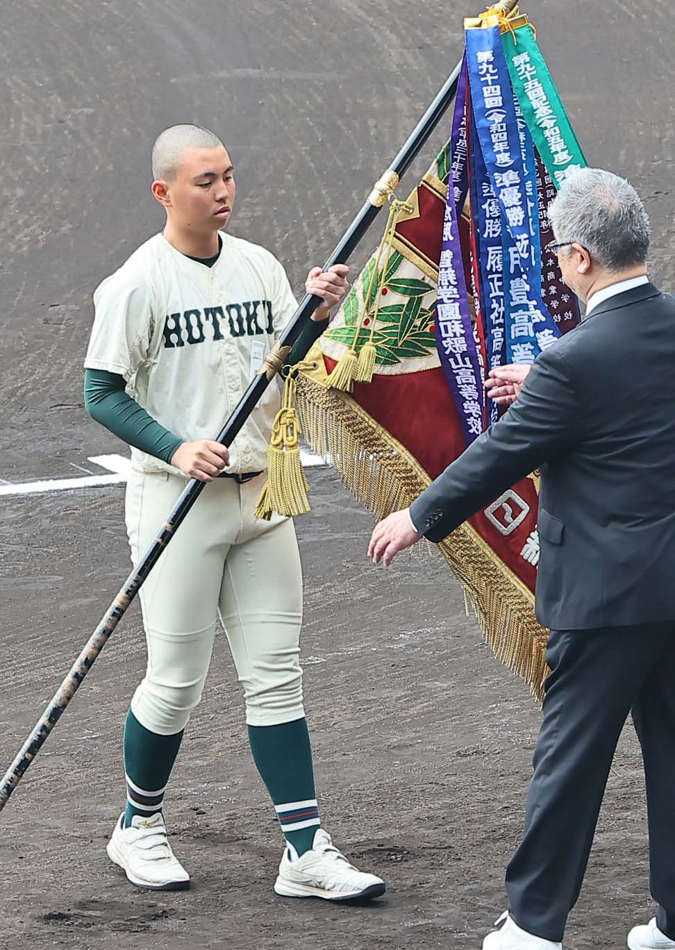 報徳学園・間木主将は準優勝旗を返還する（撮影・上田博志）