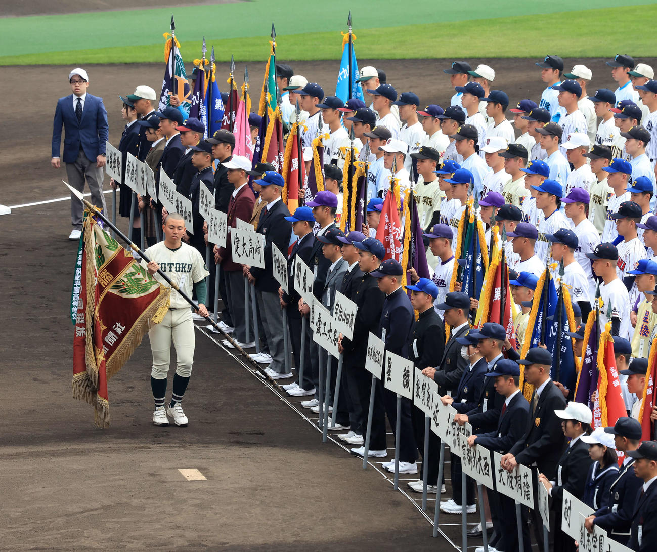 センバツ開会式のリハーサルで準優勝旗を返還する報徳学園・間木主将（左）（撮影・浅見桂子）