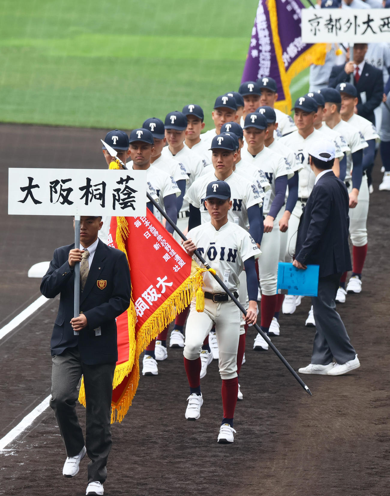 開会式リハーサルで行進する大阪桐蔭（撮影・上山淳一）