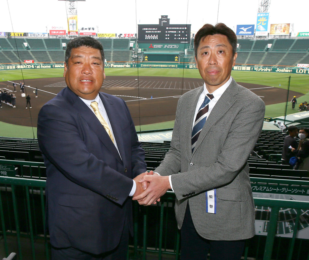 甲子園球場で握手をかわす大阪桐蔭の西谷監督（左）と北海の平川監督（撮影・上山淳一）