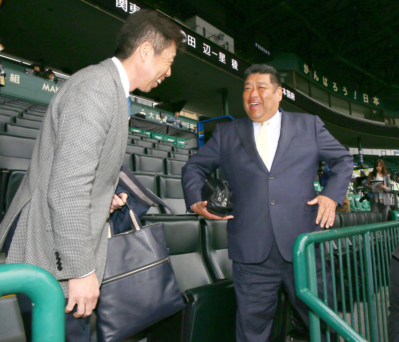 甲子園球場で対談する大阪桐蔭の西谷監督（右）と北海の平川監督（撮影・上山淳一）