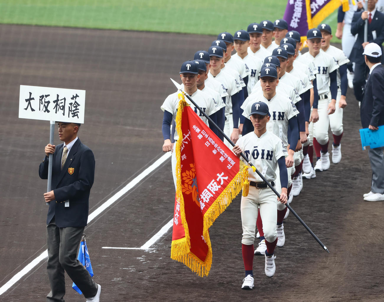 開会式リハーサルで行進する大阪桐蔭（撮影・上山淳一）