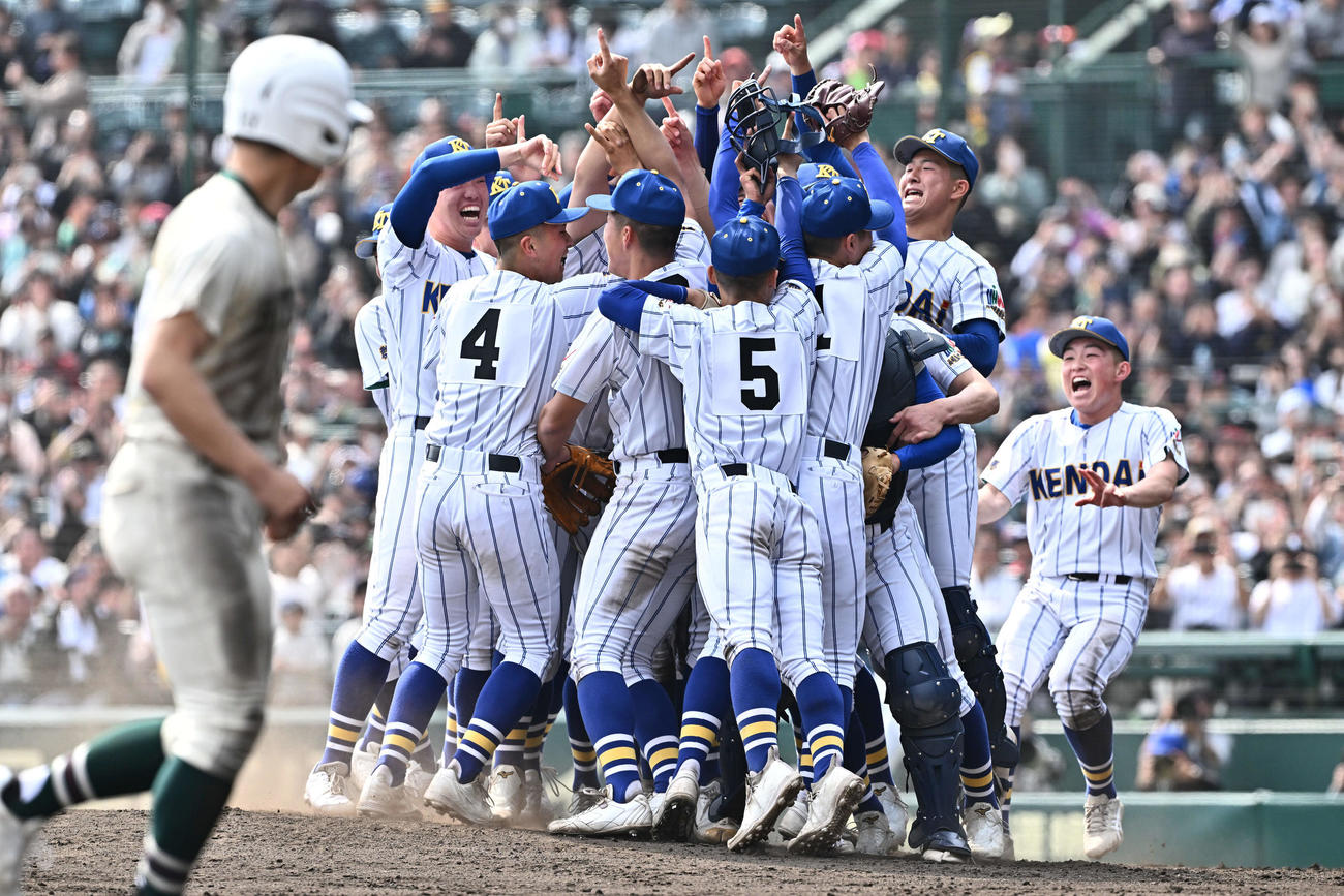 報徳学園対高崎健康福祉大高崎　優勝を決め喜ぶ高崎健康福祉大の選手たち（撮影・滝沢徹郎）