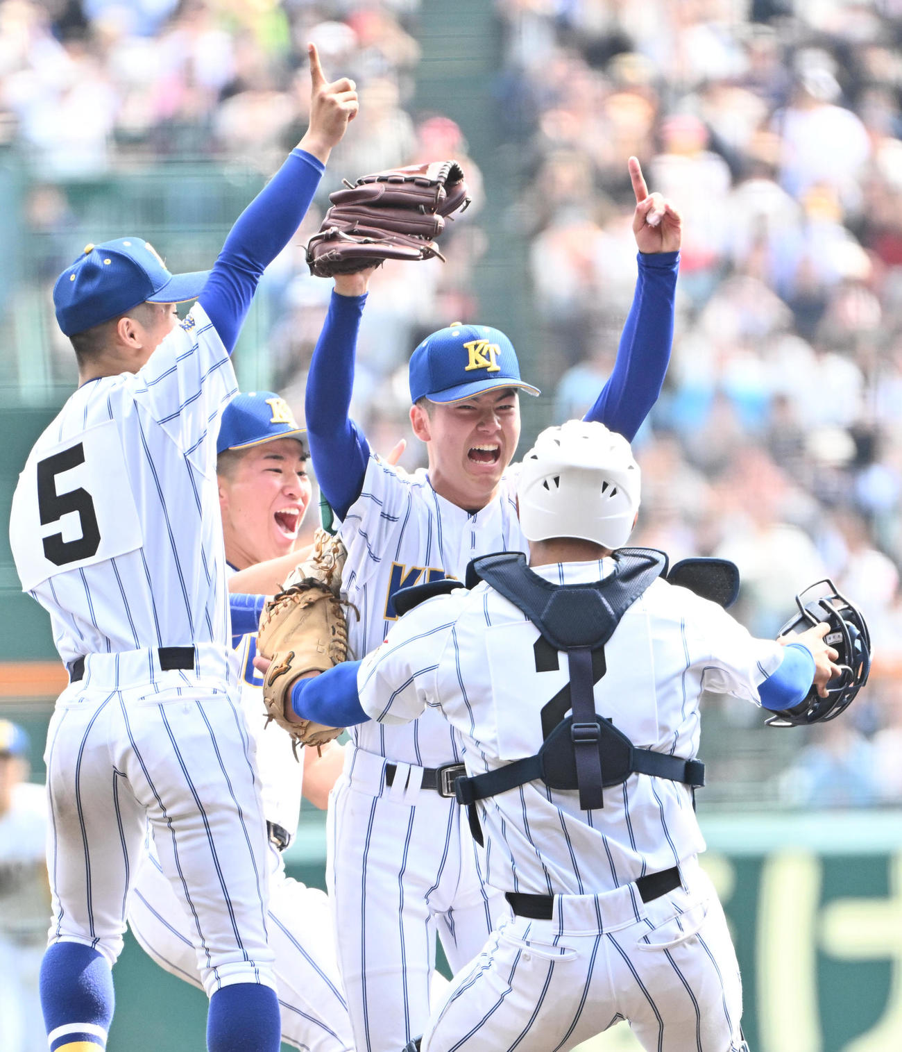 報徳学園対高崎健康福祉大高崎　優勝を決め喜ぶ佐藤龍月（中央）、高崎健康福祉大ナイン（撮影・石井愛子）