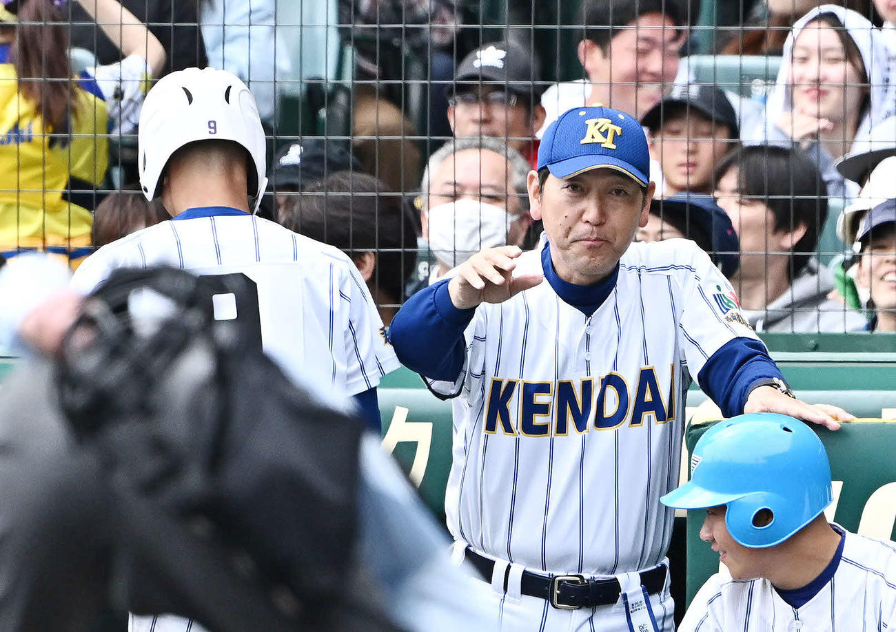 報徳学園対高崎健康福祉大高崎　3回裏、高崎健康福祉大高崎・青柳監督（右）は生還した斎藤を迎える（撮影・滝沢徹郎）