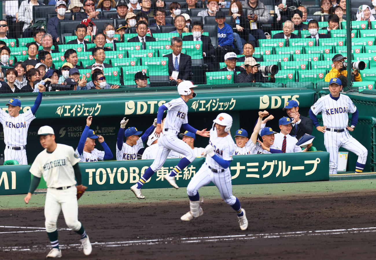 報徳学園対高崎健康福祉大高崎　3回裏高崎健康福祉大高崎1死三塁、高山（手前）の右前適時打で盛り上がる高崎健康福祉大高崎の選手ら（撮影・上山淳一）
