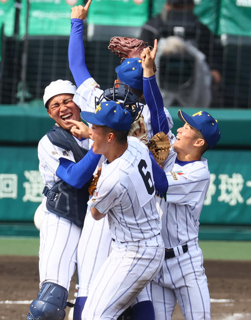 報徳学園対高崎健康福祉大高崎 初優勝を決め歓喜する高崎健康福祉大高崎(撮影・上山淳一)