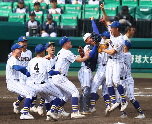 報徳学園対高崎健康福祉大高崎 初優勝を決め歓喜する高崎健康福祉大高崎(撮影・上山淳一)