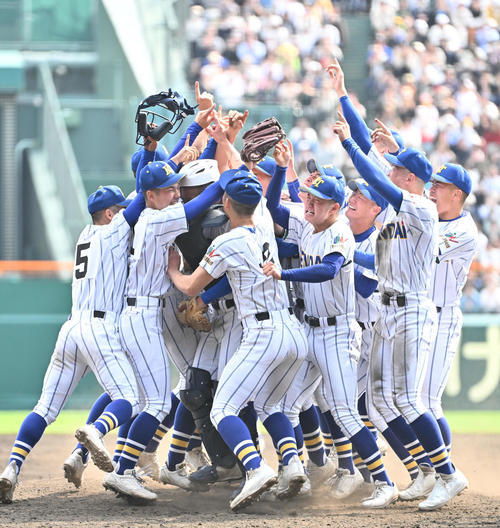 報徳学園対高崎健康福祉大高崎 優勝を決め喜ぶ高崎健康福祉大ナイン(撮影・石井愛子)