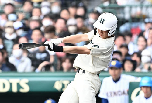 報徳学園対高崎健康福祉大高崎 1回表報徳学園2死一、二塁、安井は右翼に先制2点適時二塁打を放つ(撮影・滝沢徹郎)