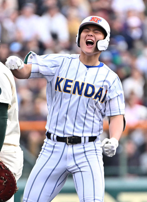 報徳学園対高崎健康福祉大高崎 1回裏高崎健康福祉大高崎2死一、二塁、森山竜之輔は同点の左適時打を放つ(撮影・石井愛子)