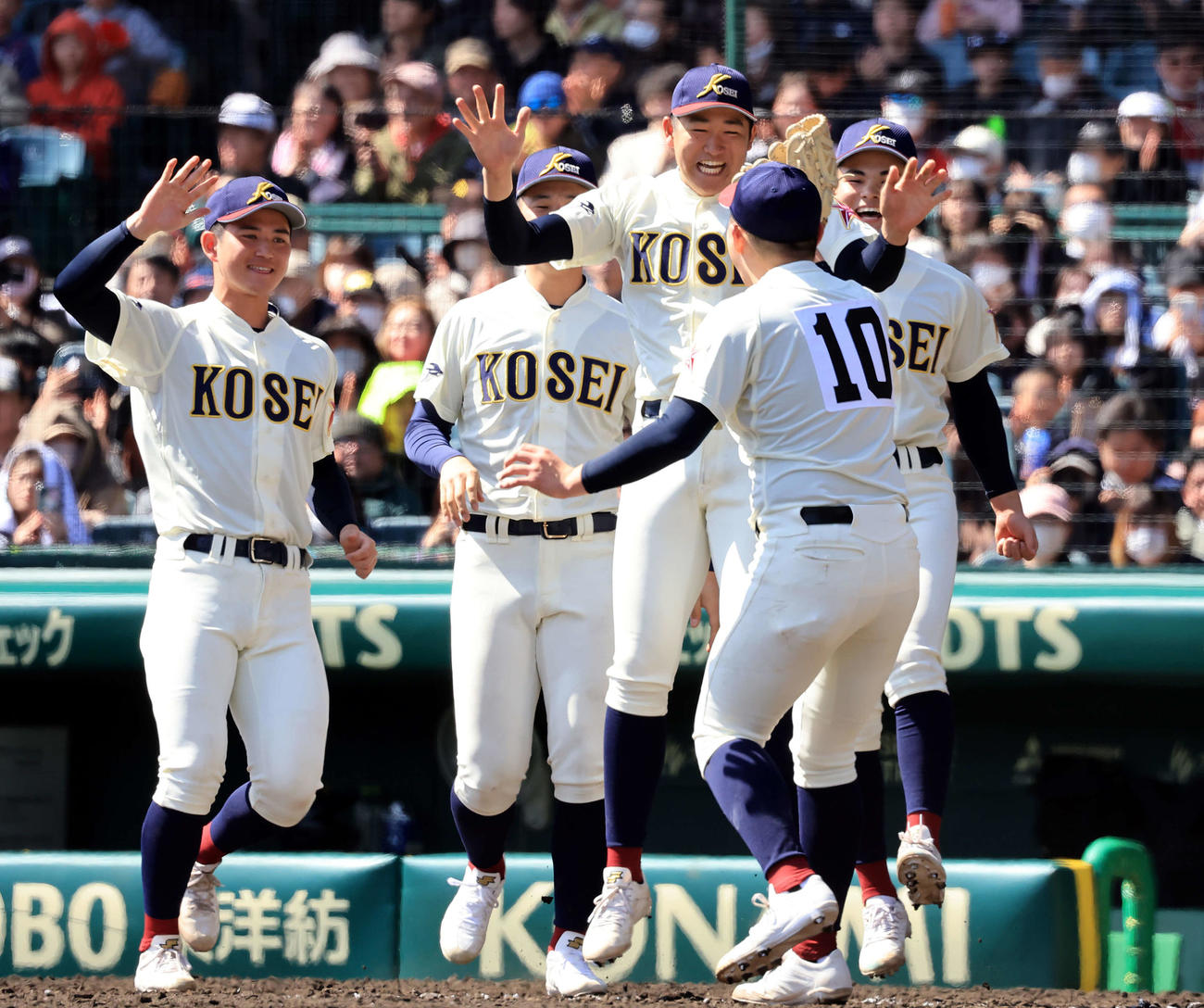 八戸学院光星対関東第一　タイブレークの末に5－3で勝利し、大喜びする洗平（左から3人目）ら八戸学院光星の選手たち（撮影・浅見桂子）