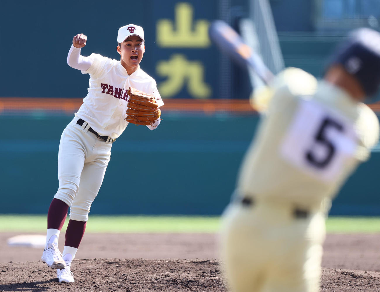星稜対田辺　2回表星稜無死、田辺先発の寺西は萩原を空振り三振に仕留める（撮影・上山淳一）