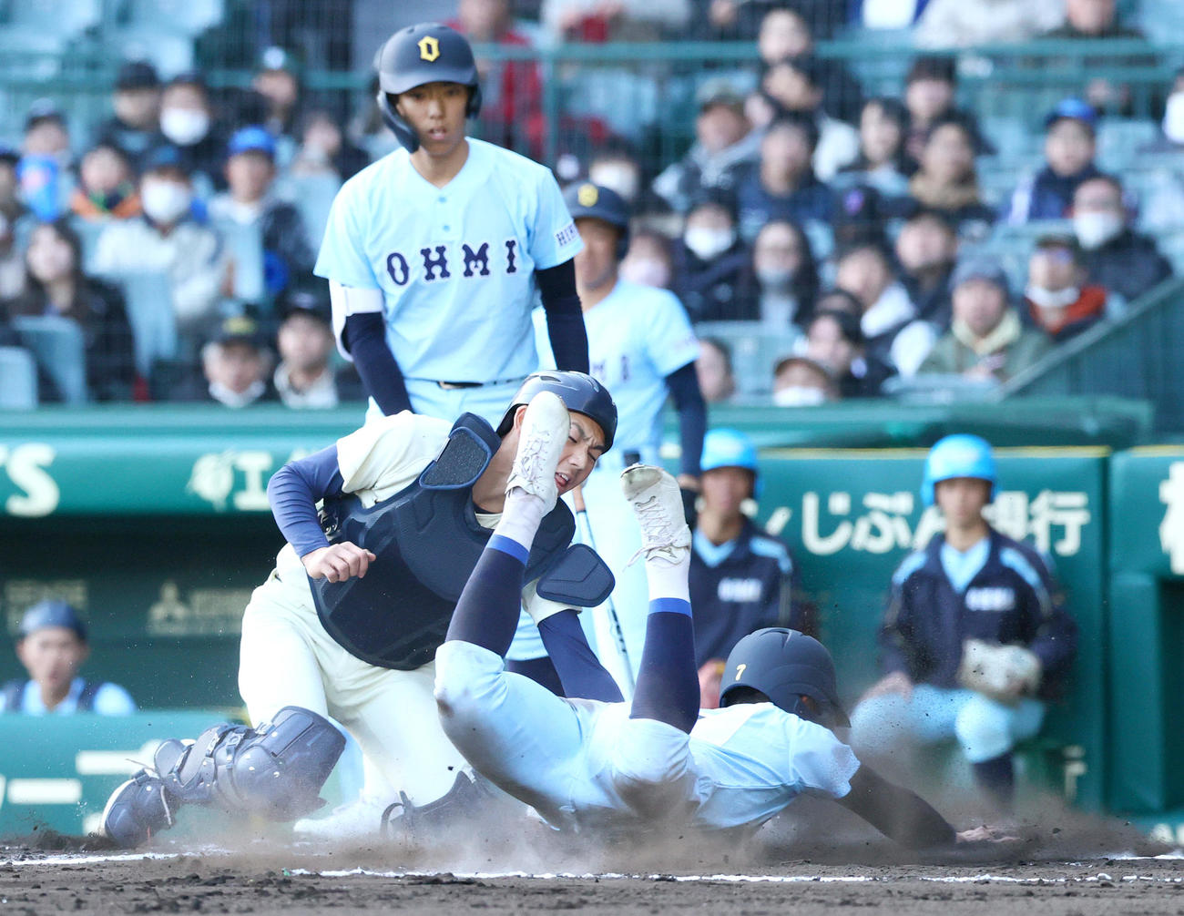 近江対熊本国府　1回表近江2死一、三塁、打者委・森島佑の時、森島海（手前）ホームスチールを狙うがアウト。捕手寺尾（撮影・上山淳一）